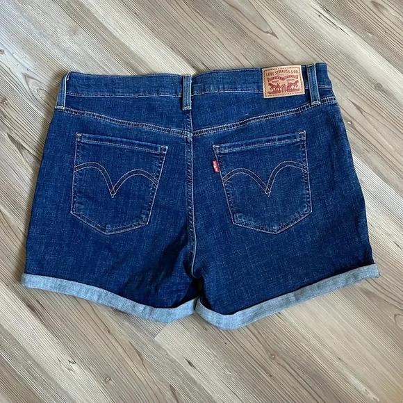 Levi’s mid length shorts Womens size 32 Medium wash Cuffed Denim - Picture 9 of 13